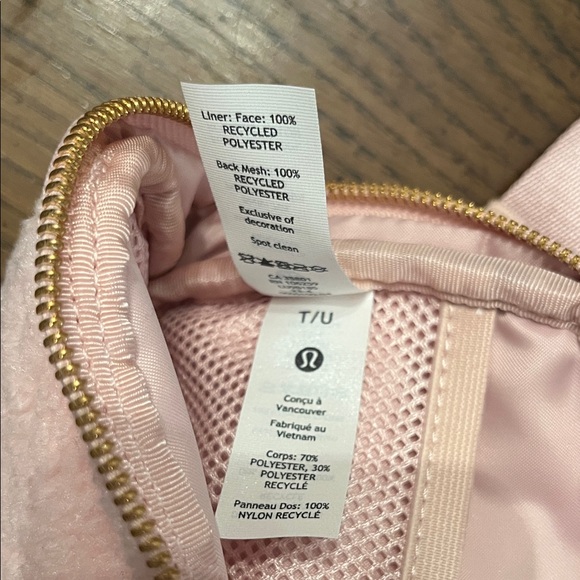 Lululemon Everywhere Fleece Belt Bag in Pink Mist with gold hardware, NWT - Picture 16 of 16